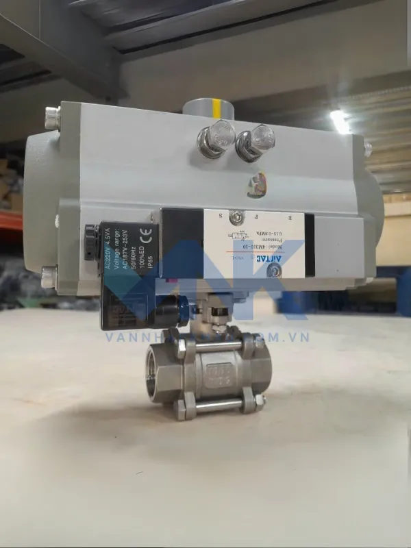 Van bi điều khiển khí nén 3 thân tác động kép